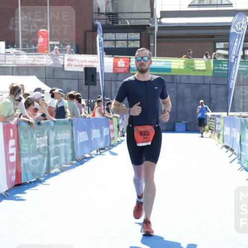 09.08.2026 - GEWOBA Citytriathlon Bremen Yannick Fuchs http://msf.ph/oto/9934918 09.08.2026 14:43:11 Ziel 625, 673 meine-sportfotos.de