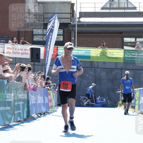 09.08.2026 - GEWOBA Citytriathlon Bremen Yannick Fuchs http://msf.ph/oto/9935290 09.08.2026 14:49:18 Ziel 842 meine-sportfotos.de