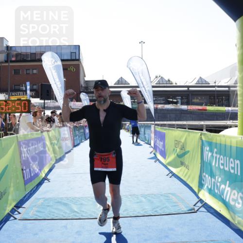 09.08.2026 - GEWOBA Citytriathlon Bremen Yannick Fuchs http://msf.ph/oto/9935957 09.08.2026 14:59:13 Ziel 795 meine-sportfotos.de