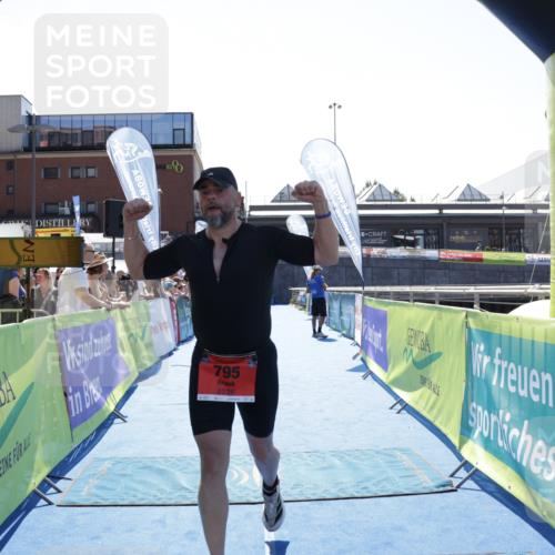 09.08.2026 - GEWOBA Citytriathlon Bremen Yannick Fuchs http://msf.ph/oto/9935958 09.08.2026 14:59:14 Ziel 795 meine-sportfotos.de