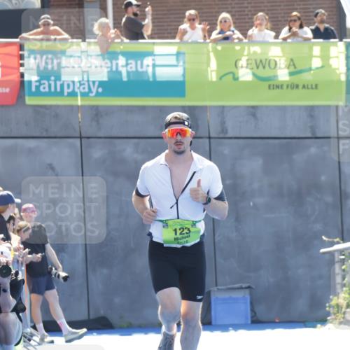09.08.2026 - GEWOBA Citytriathlon Bremen Yannick Fuchs http://msf.ph/oto/9937060 09.08.2026 15:12:56 Ziel 123 meine-sportfotos.de