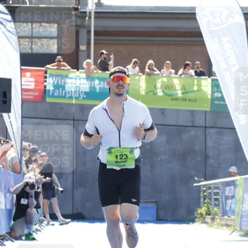 09.08.2026 - GEWOBA Citytriathlon Bremen Yannick Fuchs http://msf.ph/oto/9937063 09.08.2026 15:12:58 Ziel 123 meine-sportfotos.de