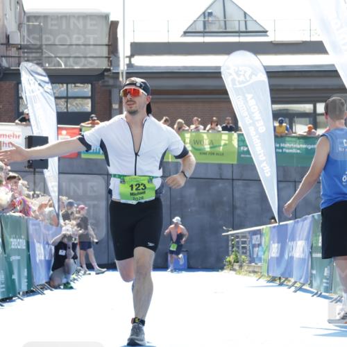 09.08.2026 - GEWOBA Citytriathlon Bremen Yannick Fuchs http://msf.ph/oto/9937064 09.08.2026 15:12:59 Ziel 123 meine-sportfotos.de