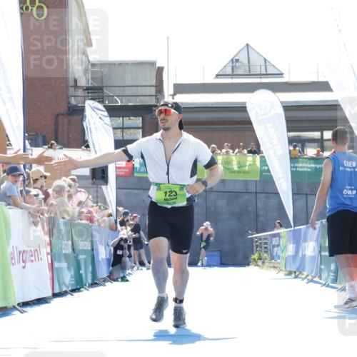 09.08.2026 - GEWOBA Citytriathlon Bremen Yannick Fuchs http://msf.ph/oto/9937065 09.08.2026 15:12:59 Ziel 123 meine-sportfotos.de