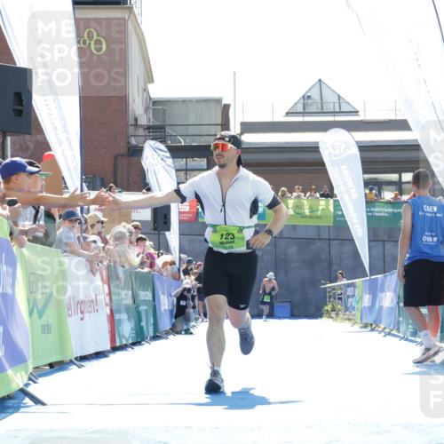 09.08.2026 - GEWOBA Citytriathlon Bremen Yannick Fuchs http://msf.ph/oto/9937066 09.08.2026 15:13:00 Ziel 123 meine-sportfotos.de
