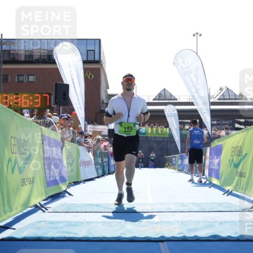 09.08.2026 - GEWOBA Citytriathlon Bremen Yannick Fuchs http://msf.ph/oto/9937069 09.08.2026 15:13:00 Ziel 123 meine-sportfotos.de