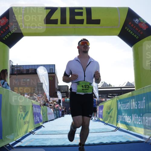 09.08.2026 - GEWOBA Citytriathlon Bremen Yannick Fuchs http://msf.ph/oto/9937071 09.08.2026 15:13:01 Ziel 123 meine-sportfotos.de