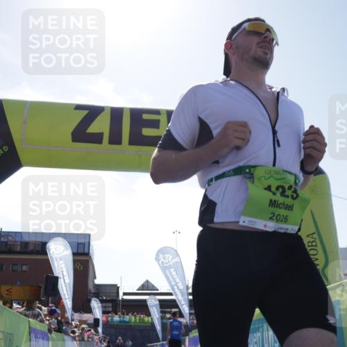 09.08.2026 - GEWOBA Citytriathlon Bremen Yannick Fuchs http://msf.ph/oto/9937074 09.08.2026 15:13:02 Ziel 123 meine-sportfotos.de