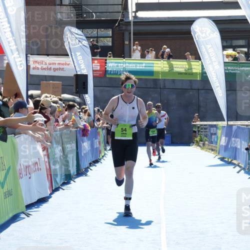 09.08.2026 - GEWOBA Citytriathlon Bremen Yannick Fuchs http://msf.ph/oto/9937137 09.08.2026 15:13:41 Ziel 54 meine-sportfotos.de