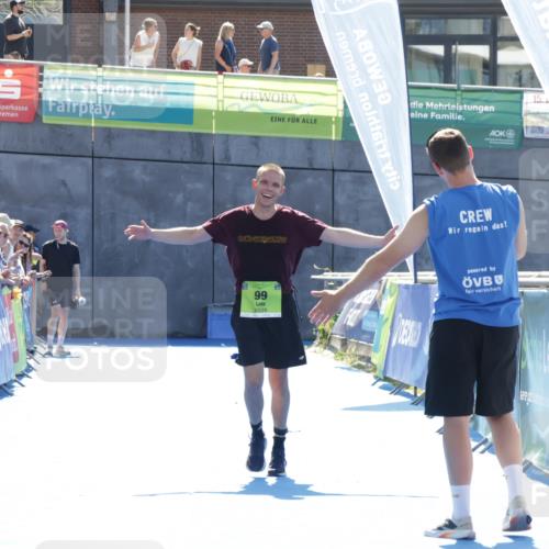 09.08.2026 - GEWOBA Citytriathlon Bremen Yannick Fuchs http://msf.ph/oto/9937180 09.08.2026 15:14:11 Ziel 99 meine-sportfotos.de