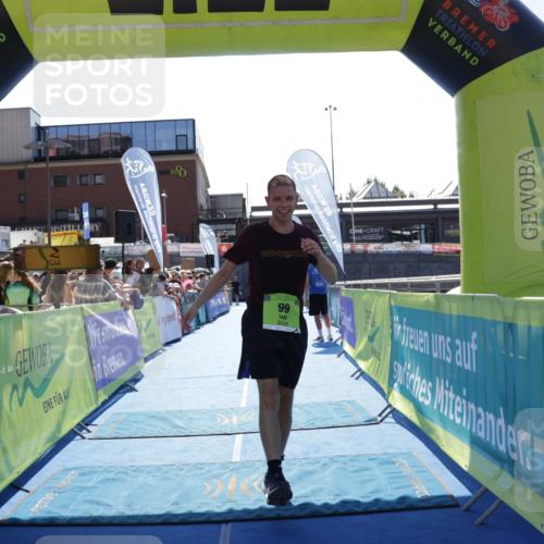 09.08.2026 - GEWOBA Citytriathlon Bremen Yannick Fuchs http://msf.ph/oto/9937191 09.08.2026 15:14:16 Ziel 99 meine-sportfotos.de