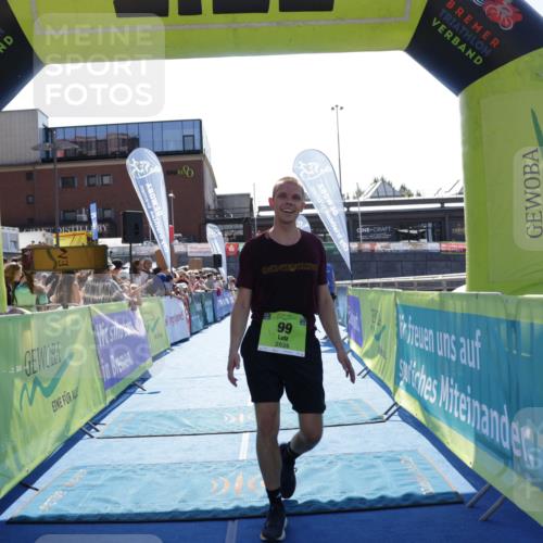 09.08.2026 - GEWOBA Citytriathlon Bremen Yannick Fuchs http://msf.ph/oto/9937192 09.08.2026 15:14:16 Ziel 99 meine-sportfotos.de
