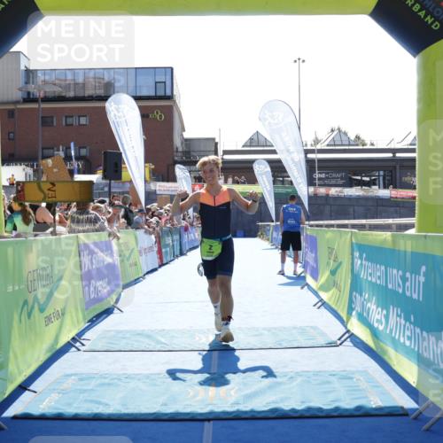 09.08.2026 - GEWOBA Citytriathlon Bremen Yannick Fuchs http://msf.ph/oto/9937211 09.08.2026 15:14:28 Ziel 2 meine-sportfotos.de