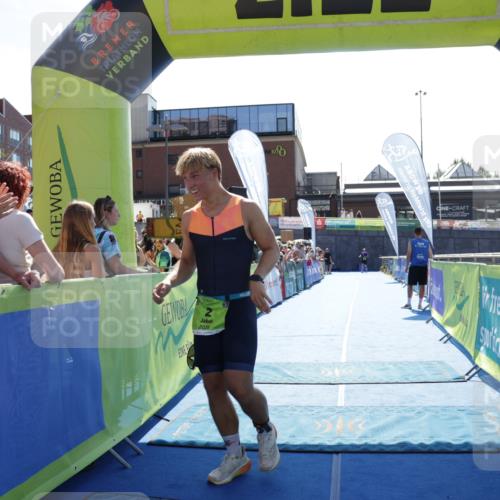 09.08.2026 - GEWOBA Citytriathlon Bremen Yannick Fuchs http://msf.ph/oto/9937218 09.08.2026 15:14:29 Ziel 2 meine-sportfotos.de