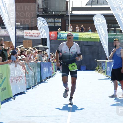 09.08.2026 - GEWOBA Citytriathlon Bremen Yannick Fuchs http://msf.ph/oto/9937246 09.08.2026 15:14:54 Ziel 429 meine-sportfotos.de