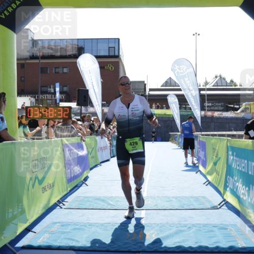 09.08.2026 - GEWOBA Citytriathlon Bremen Yannick Fuchs http://msf.ph/oto/9937249 09.08.2026 15:14:56 Ziel 429 meine-sportfotos.de