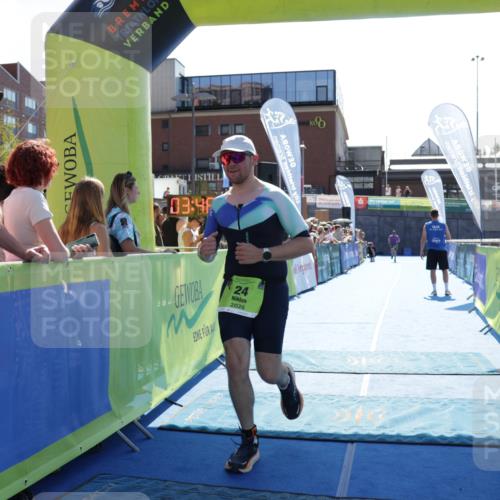 09.08.2026 - GEWOBA Citytriathlon Bremen Yannick Fuchs http://msf.ph/oto/9937272 09.08.2026 15:15:13 Ziel 24 meine-sportfotos.de