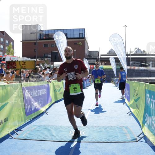 09.08.2026 - GEWOBA Citytriathlon Bremen Yannick Fuchs http://msf.ph/oto/9937582 09.08.2026 15:17:22 Ziel 43, 44 meine-sportfotos.de