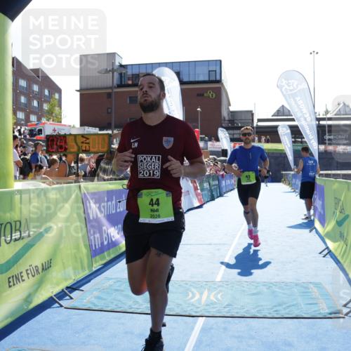 09.08.2026 - GEWOBA Citytriathlon Bremen Yannick Fuchs http://msf.ph/oto/9937584 09.08.2026 15:17:23 Ziel 43, 44 meine-sportfotos.de