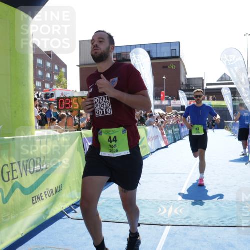 09.08.2026 - GEWOBA Citytriathlon Bremen Yannick Fuchs http://msf.ph/oto/9937585 09.08.2026 15:17:23 Ziel 43, 44 meine-sportfotos.de