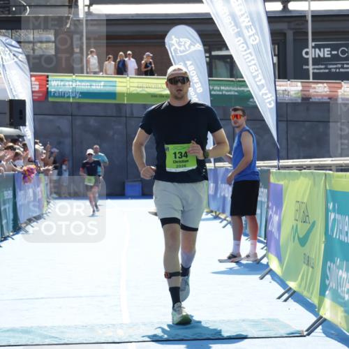 09.08.2026 - GEWOBA Citytriathlon Bremen Yannick Fuchs http://msf.ph/oto/9937772 09.08.2026 15:19:42 Ziel 134 meine-sportfotos.de