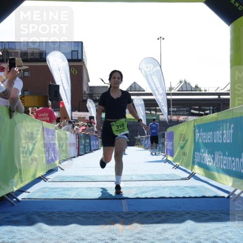 09.08.2026 - GEWOBA Citytriathlon Bremen Yannick Fuchs http://msf.ph/oto/9938351 09.08.2026 15:25:58 Ziel 310, 347 meine-sportfotos.de