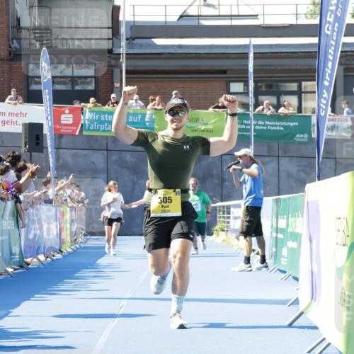 09.08.2026 - GEWOBA Citytriathlon Bremen Yannick Fuchs http://msf.ph/oto/9938493 09.08.2026 11:42:45 Ziel 305, 504 meine-sportfotos.de