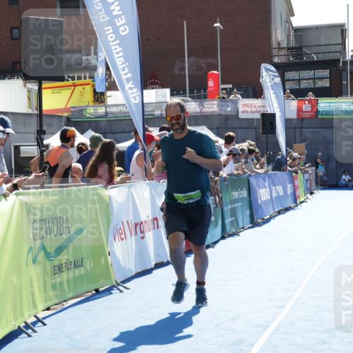 09.08.2026 - GEWOBA Citytriathlon Bremen Yannick Fuchs http://msf.ph/oto/9939466 09.08.2026 15:32:26 Ziel 275, 368 meine-sportfotos.de