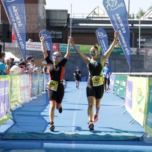 09.08.2026 - GEWOBA Citytriathlon Bremen Yannick Fuchs http://msf.ph/oto/9939643 09.08.2026 11:51:26 Ziel 424, 425 meine-sportfotos.de