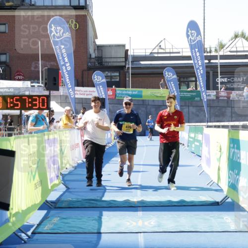 09.08.2026 - GEWOBA Citytriathlon Bremen Yannick Fuchs http://msf.ph/oto/9939950 09.08.2026 11:57:34 Ziel 420 meine-sportfotos.de