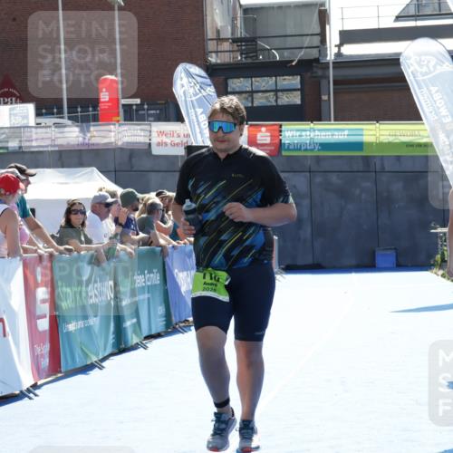 09.08.2026 - GEWOBA Citytriathlon Bremen Yannick Fuchs http://msf.ph/oto/9940261 09.08.2026 15:37:12 Ziel 110 meine-sportfotos.de
