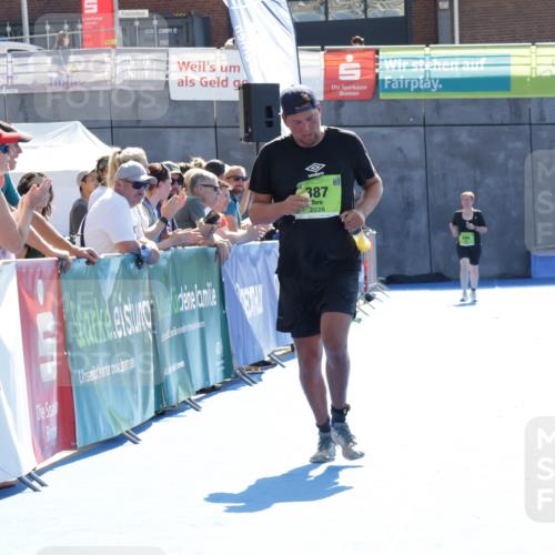 09.08.2026 - GEWOBA Citytriathlon Bremen Yannick Fuchs http://msf.ph/oto/9940320 09.08.2026 15:37:50 Ziel 387 meine-sportfotos.de