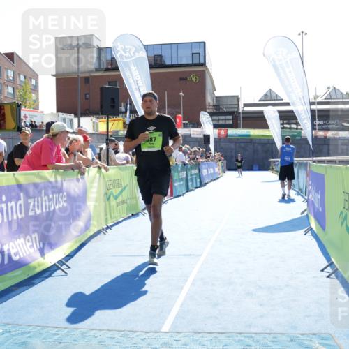 09.08.2026 - GEWOBA Citytriathlon Bremen Yannick Fuchs http://msf.ph/oto/9940326 09.08.2026 15:37:52 Ziel 387 meine-sportfotos.de