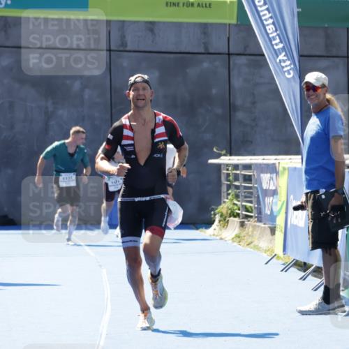 09.08.2026 - GEWOBA Citytriathlon Bremen Yannick Fuchs http://msf.ph/oto/9940608 09.08.2026 13:43:10 Ziel 787 meine-sportfotos.de