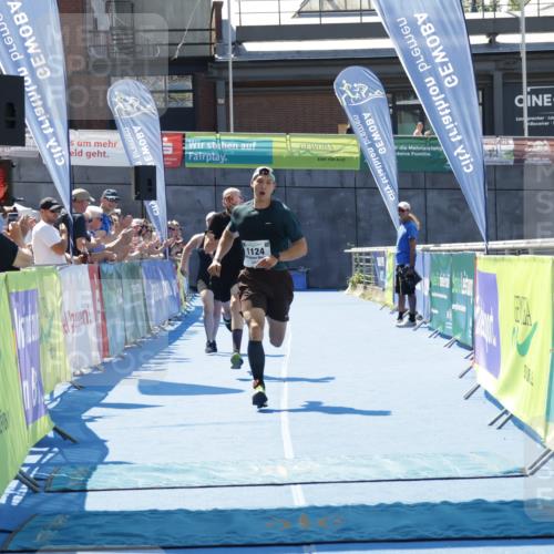 09.08.2026 - GEWOBA Citytriathlon Bremen Yannick Fuchs http://msf.ph/oto/9940804 09.08.2026 13:45:36 Ziel 1124 meine-sportfotos.de