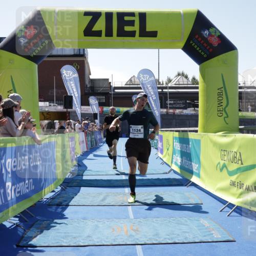 09.08.2026 - GEWOBA Citytriathlon Bremen Yannick Fuchs http://msf.ph/oto/9940809 09.08.2026 13:45:38 Ziel 1124 meine-sportfotos.de