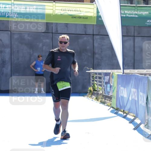 09.08.2026 - GEWOBA Citytriathlon Bremen Yannick Fuchs http://msf.ph/oto/9941342 09.08.2026 15:55:18 Ziel  meine-sportfotos.de