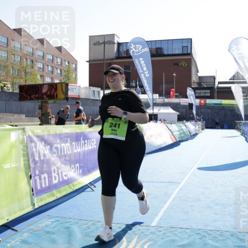 09.08.2026 - GEWOBA Citytriathlon Bremen Yannick Fuchs http://msf.ph/oto/9941408 09.08.2026 15:57:23 Ziel 241 meine-sportfotos.de