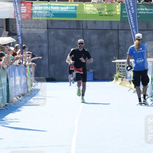 09.08.2026 - GEWOBA Citytriathlon Bremen Yannick Fuchs http://msf.ph/oto/9941656 09.08.2026 14:00:50 Ziel 700 meine-sportfotos.de