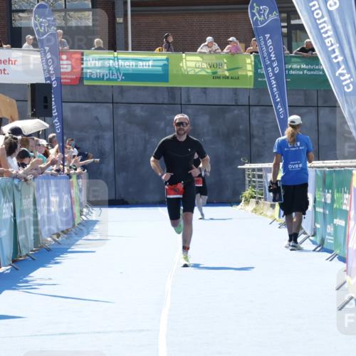 09.08.2026 - GEWOBA Citytriathlon Bremen Yannick Fuchs http://msf.ph/oto/9941657 09.08.2026 14:00:52 Ziel 700 meine-sportfotos.de
