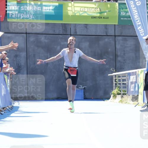 09.08.2026 - GEWOBA Citytriathlon Bremen Yannick Fuchs http://msf.ph/oto/9941888 09.08.2026 14:06:02 Ziel 561 meine-sportfotos.de