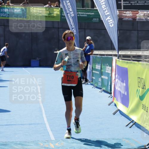 09.08.2026 - GEWOBA Citytriathlon Bremen Yannick Fuchs http://msf.ph/oto/9941946 09.08.2026 14:07:29 Ziel 710 meine-sportfotos.de