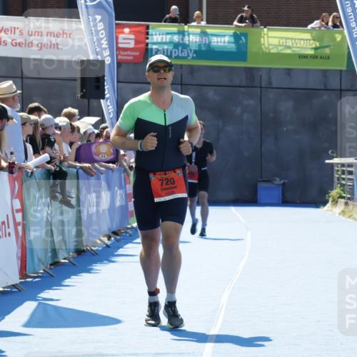 09.08.2026 - GEWOBA Citytriathlon Bremen Yannick Fuchs http://msf.ph/oto/9942131 09.08.2026 14:10:08 Ziel 720 meine-sportfotos.de