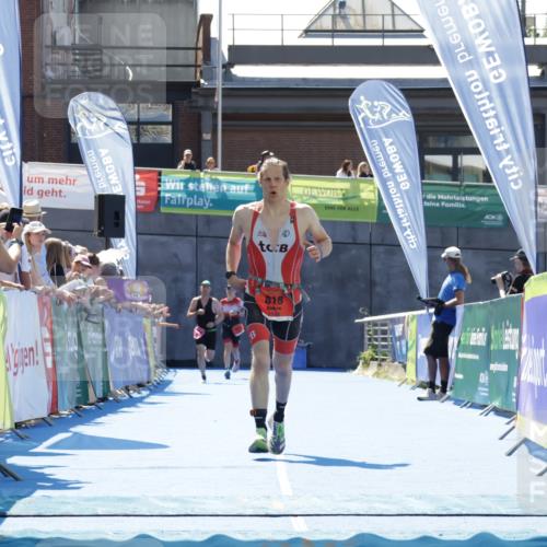 09.08.2026 - GEWOBA Citytriathlon Bremen Yannick Fuchs http://msf.ph/oto/9942188 09.08.2026 14:11:27 Ziel 818 meine-sportfotos.de