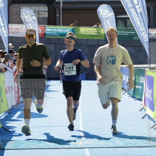 09.08.2026 - GEWOBA Citytriathlon Bremen Yannick Fuchs http://msf.ph/oto/9944249 09.08.2026 14:16:00 Ziel 1123 meine-sportfotos.de