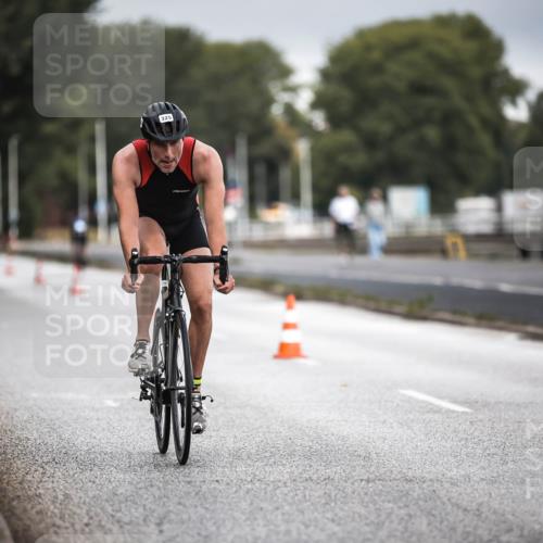 16.08.2026 - KN Förde Triathlon 2026 H.Heesch http://msf.ph/oto/9974520 16.08.2026 11:02:29 Radfahren 321, 325 meine-sportfotos.de