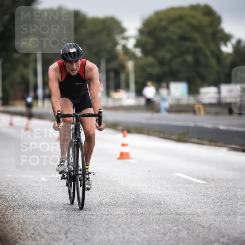 16.08.2026 - KN Förde Triathlon 2026 H.Heesch http://msf.ph/oto/9974521 16.08.2026 11:02:30 Radfahren 321, 325 meine-sportfotos.de