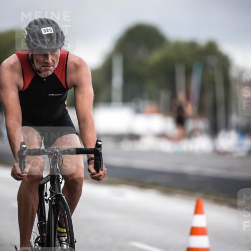 16.08.2026 - KN Förde Triathlon 2026 H.Heesch http://msf.ph/oto/9974539 16.08.2026 11:02:30 Radfahren 321, 325 meine-sportfotos.de
