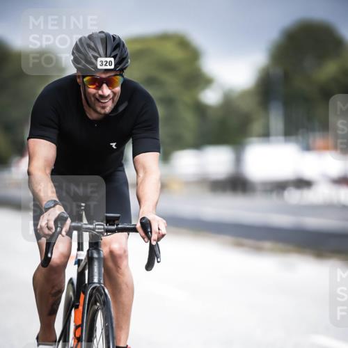16.08.2026 - KN Förde Triathlon 2026 H.Heesch http://msf.ph/oto/9974653 16.08.2026 11:04:05 Radfahren 320, 363 meine-sportfotos.de