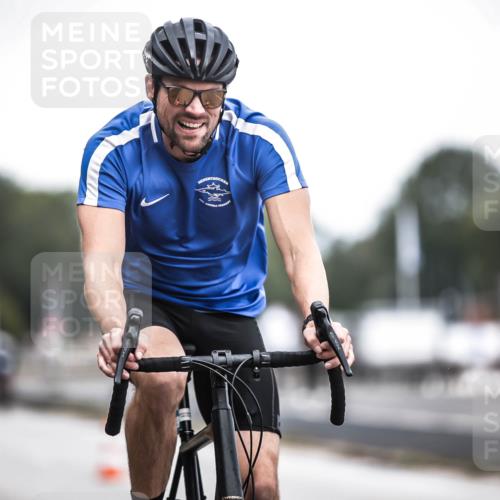 16.08.2026 - KN Förde Triathlon 2026 H.Heesch http://msf.ph/oto/9978183 16.08.2026 11:23:54 Radfahren 304, 374, 385, 392, 407, 422 meine-sportfotos.de